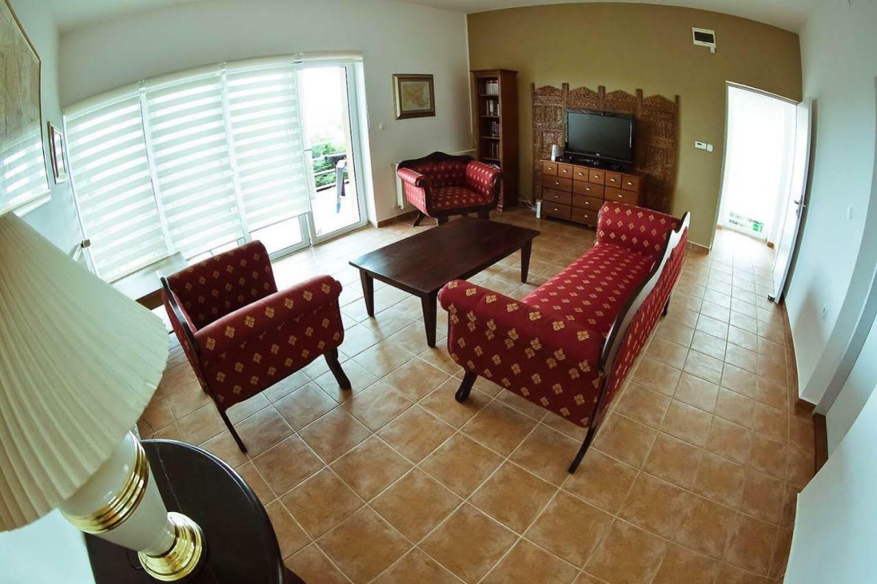 KOI Apartman Balatonalmadi Bagian luar foto